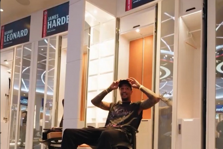 开云体育入口-科林斯探访快船更衣室 指着哈登&amp;小卡更衣室柜：这里都是大人物