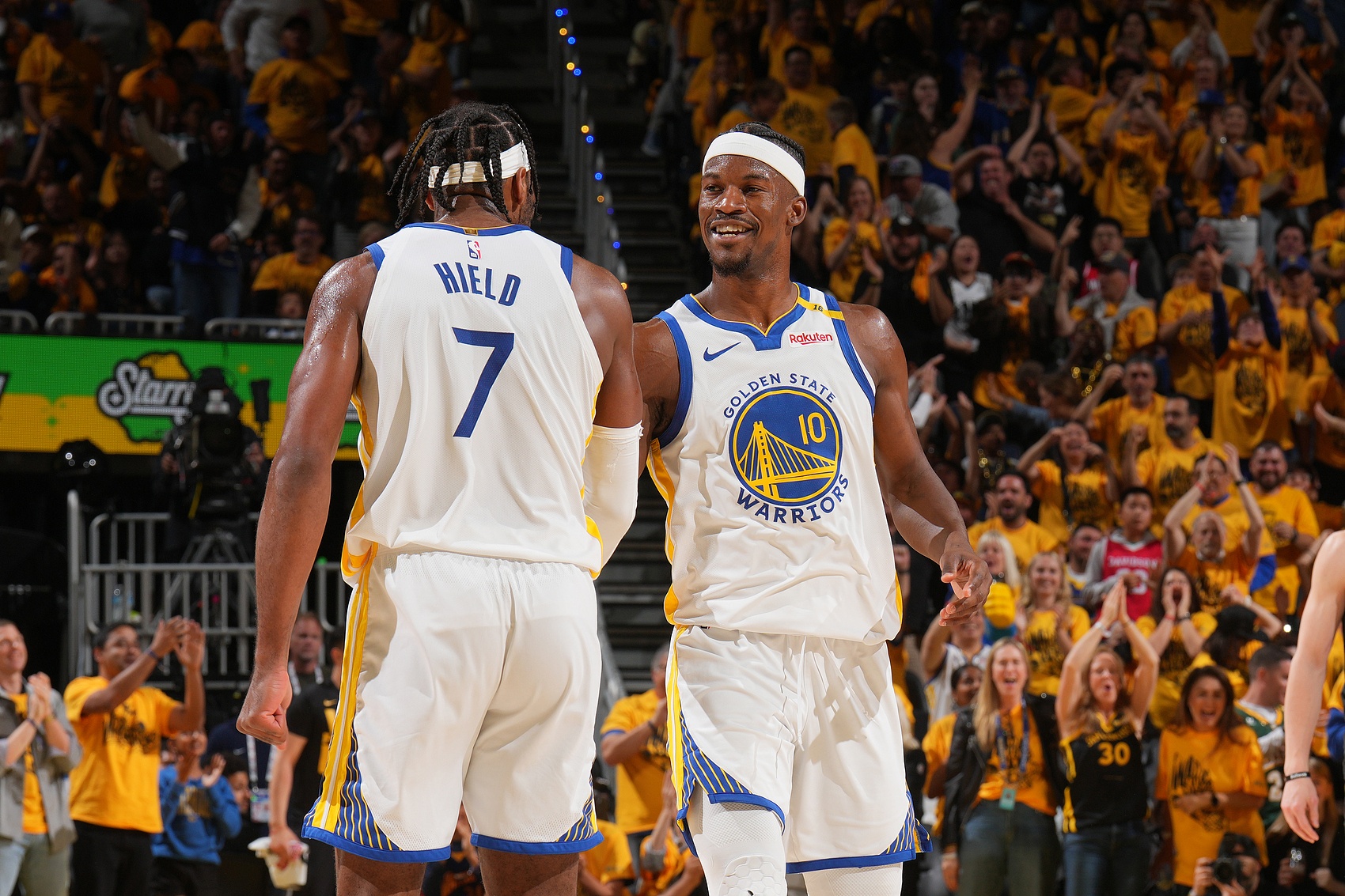 开云体育下载-会玩！勇士将在季前赛VS快船赛前赠送巴特勒+希尔德摇头娃娃组合