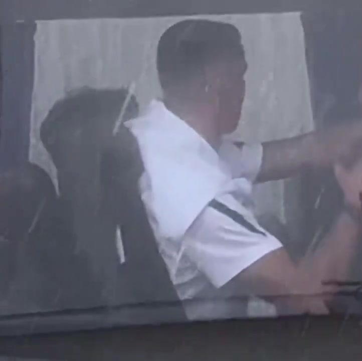 利雅得胜利一行抵达中国香港备战沙超杯，C罗被拍到乘上大巴车