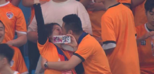 有排面 看看亚冠冠军俱乐部美女球员的赛场婚礼